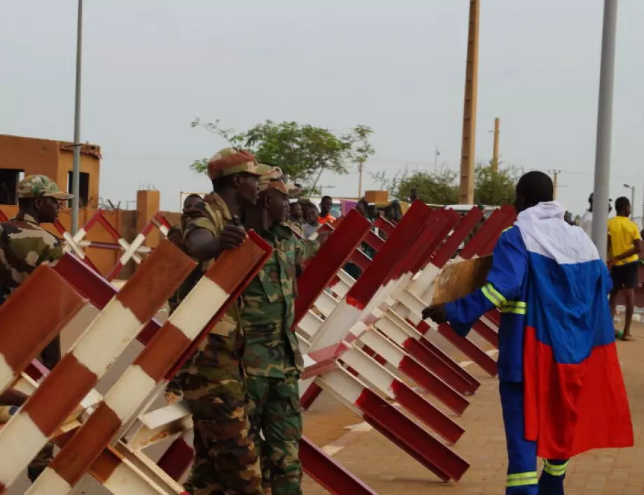 Мирише на война: Намеса на полиция и армия след нов протест пред френска военна база в Нигер (ВИДЕО)