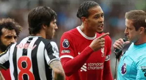 Звездите на Ливърпул: Ван Дайк пак беснее срещу съдията, Собослай блести със 73-метров пас (ВИДЕО)