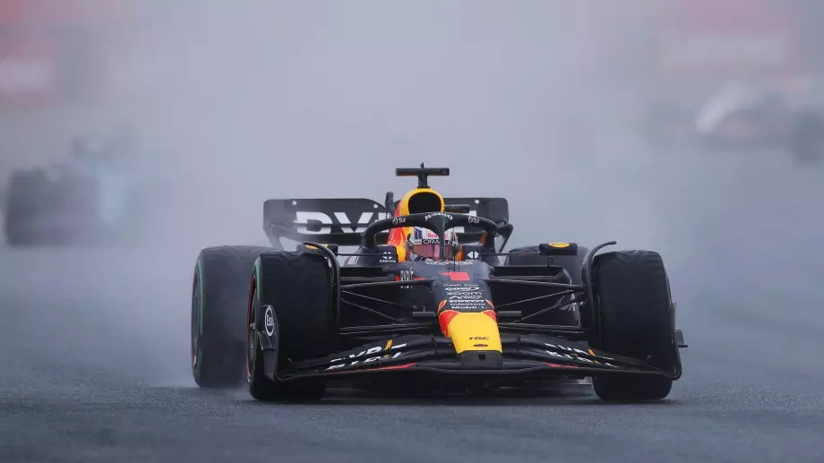 Проливен дъжд не спря Верстапен да изравни 10-годишен рекорд, да зарадва публиката в Нидерландия и да продължи с доминацията във Формула 1