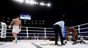 Без изненада! С нокаут Олександър Усик защити титлите си срещу Даниел Дюбоа (ВИДЕО)