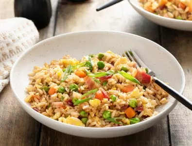 Вечеря за 10 минути: Супер вкусен пържен ориз с яйца и зеленчуци