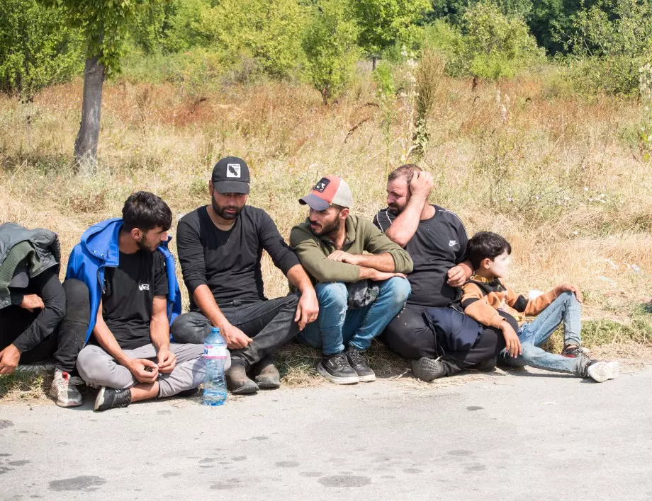 Задържаха 14 нелегални мигранти на входа на Казанлък