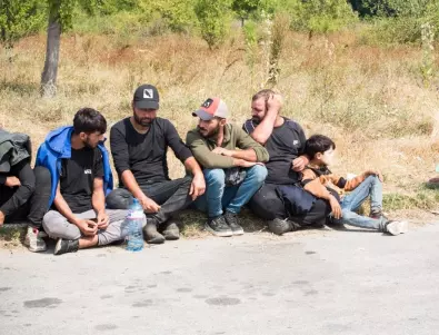 Хванаха бус с 28 мигранти в София