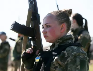 Мобилизация на жените в Украйна: Кои няма да могат да напускат страната