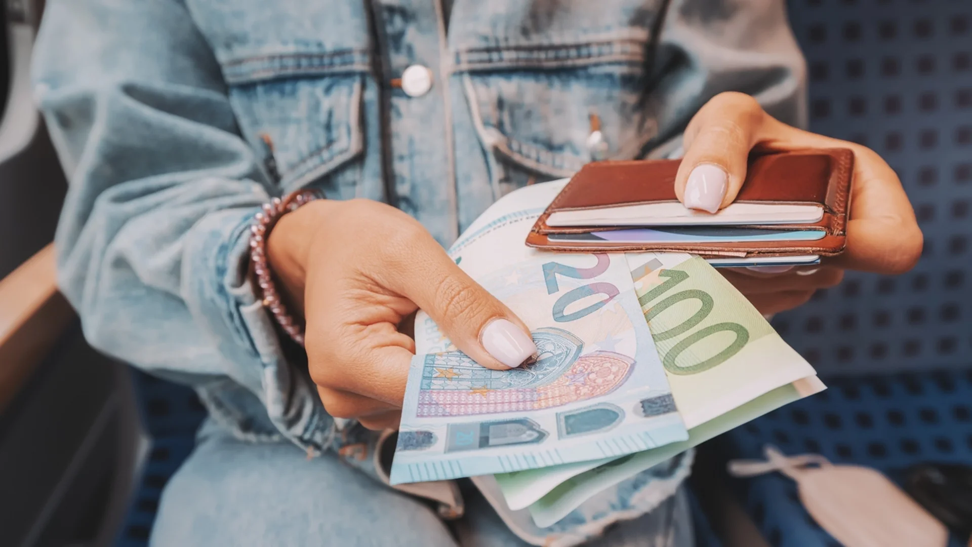 Зодиите, които ще се къпят в пари в края на зимата