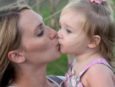 Трябва ли родителите да целуват децата си по устните?