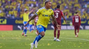 Вдъхновен Кадис обърна Виляреал и се изравни с Барселона