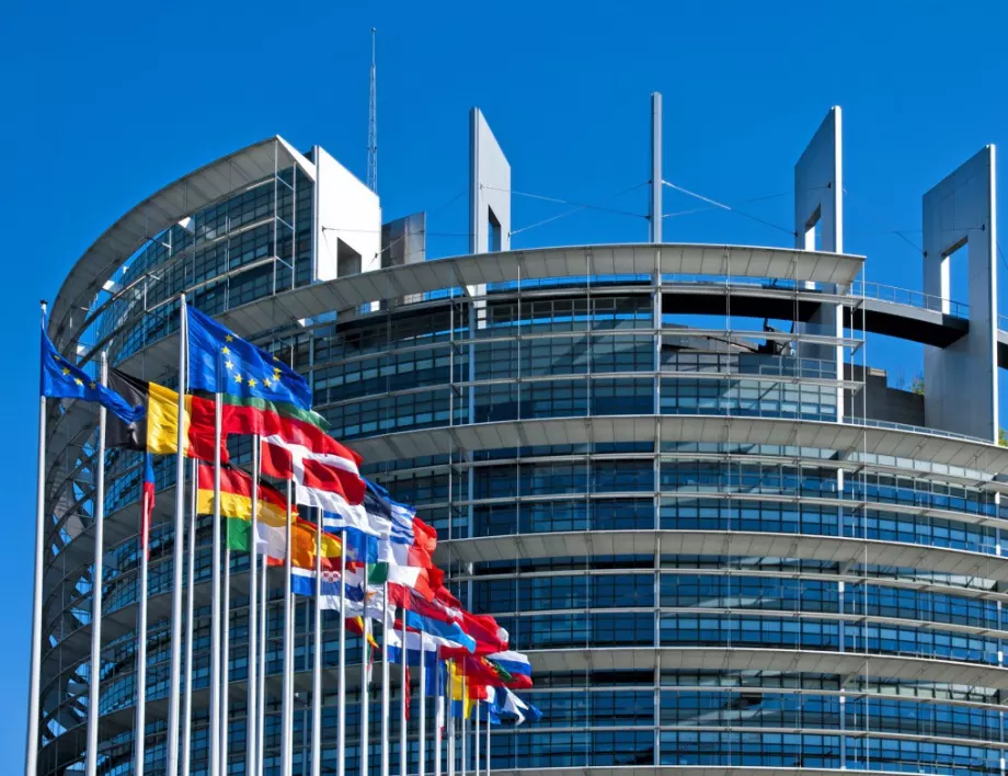 Европарламентът задължи държавите да си защитят журналистите и медиите от вредни намеси и шпиони