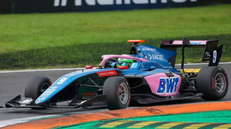 Никола Цолов записа още точки във Формула 3 на спринта в Италия