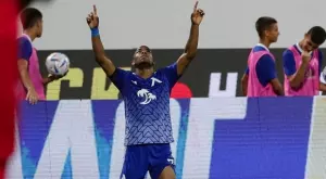 ВИДЕО: Бившият левскар Роналдо вкара, отпразнува като КР7 и... контузи съдията