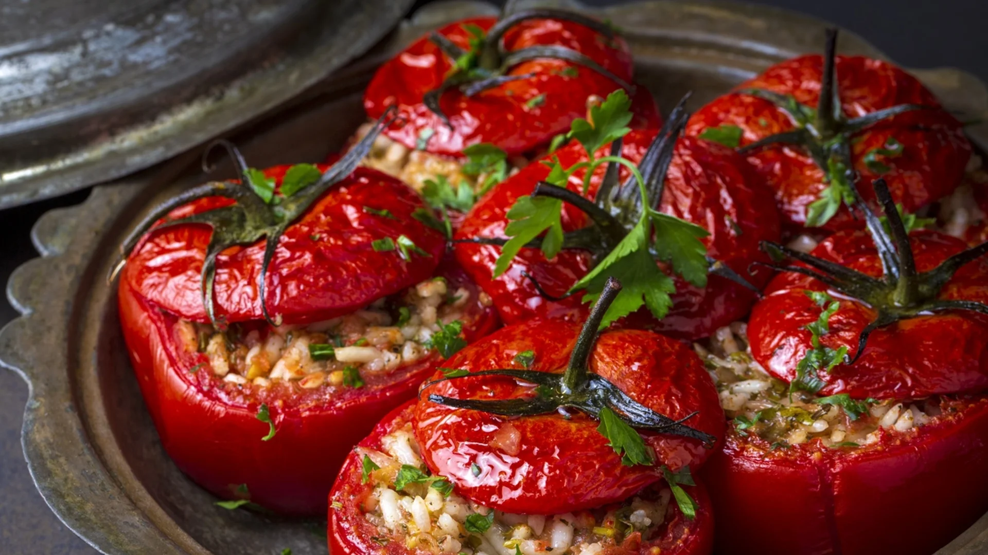 Пълнени ДОМАТИ с ориз и кашкавал: Много вкусни!