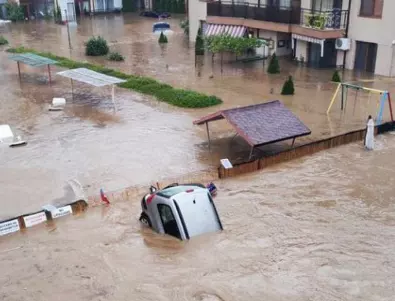 Улици и хотели в Царево и Ахтопол са под вода, евакуират жителите (ВИДЕО)