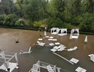 Новини от кризисния щаб в Царево: Хората са евакуирани, положението е потоп (ВИДЕО)