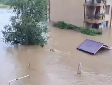 Спират движението в и около Царево заради наводненията