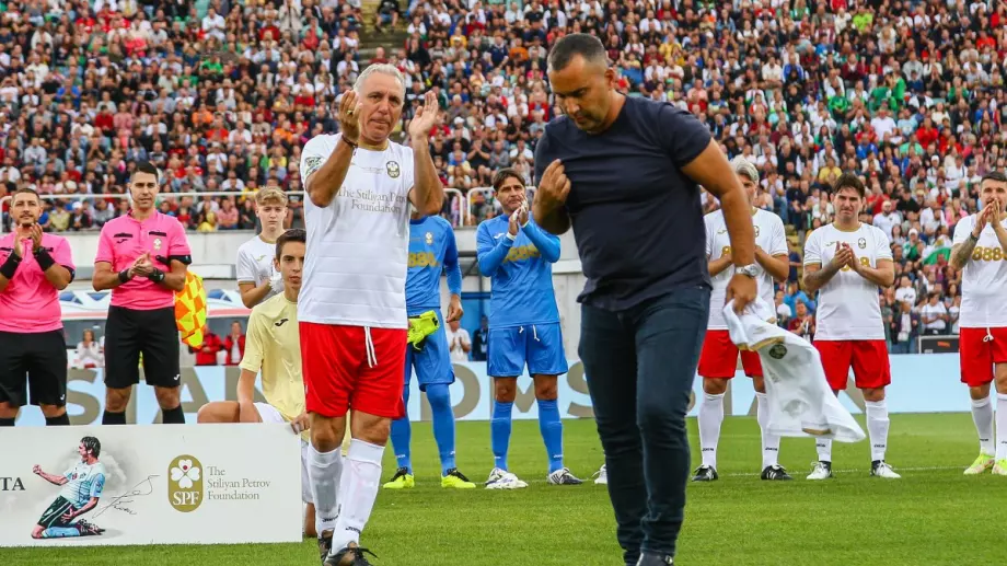 ВИДЕО И СНИМКИ: Стоичков се разплака заради Хубчев, стадионът подкрепи големия български защитник с №5