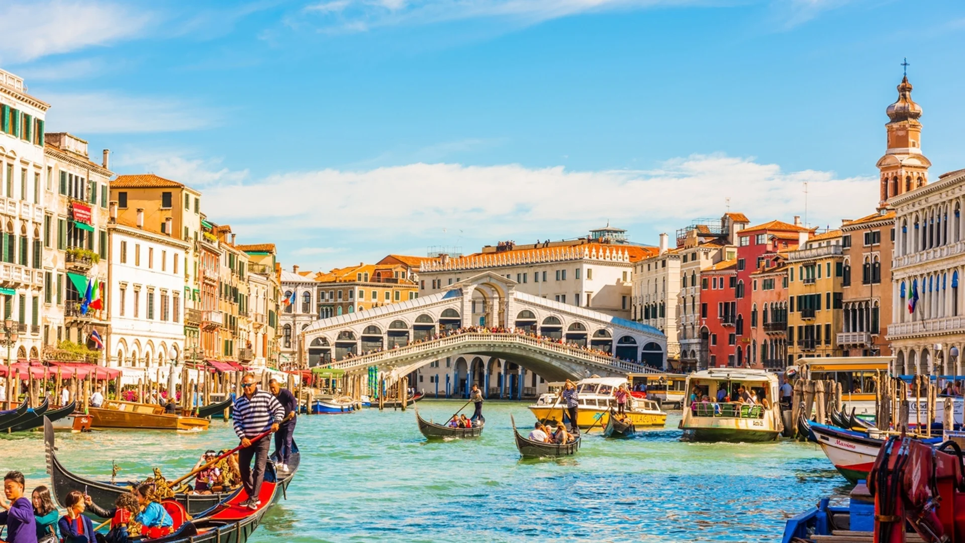 Канале Гранде във Венеция стана зелен (ВИДЕО)
