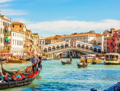 Канале Гранде във Венеция стана зелен (ВИДЕО)
