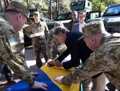 Блинкен се подписа на знамето на украинските граничари и получи кримско вино за подарък (СНИМКИ)