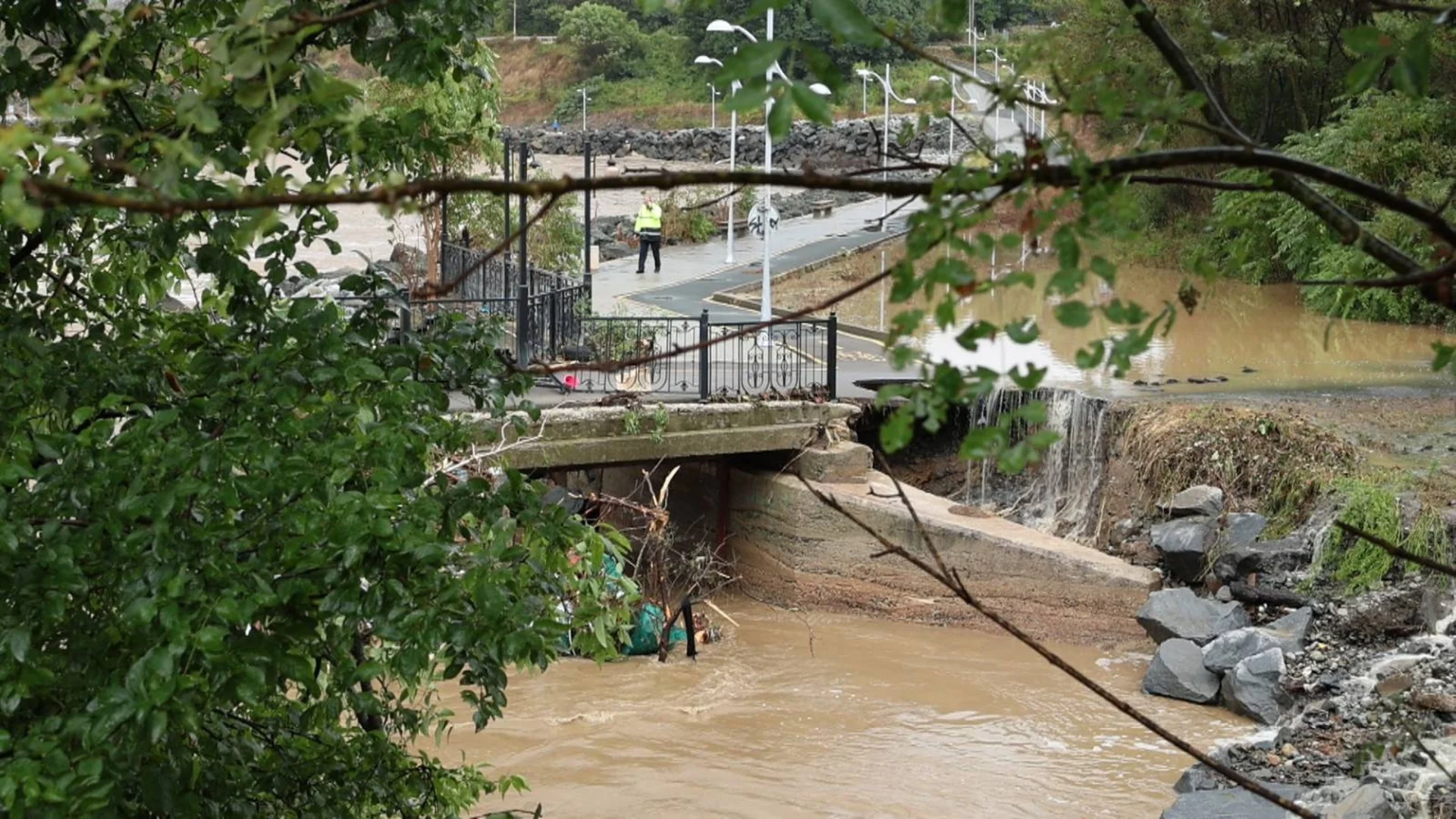 Изграждат отнесения от наводненията мост в Царево 