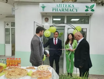 Младо семейство се върна от града и отвори първата аптека в с. Чепинци