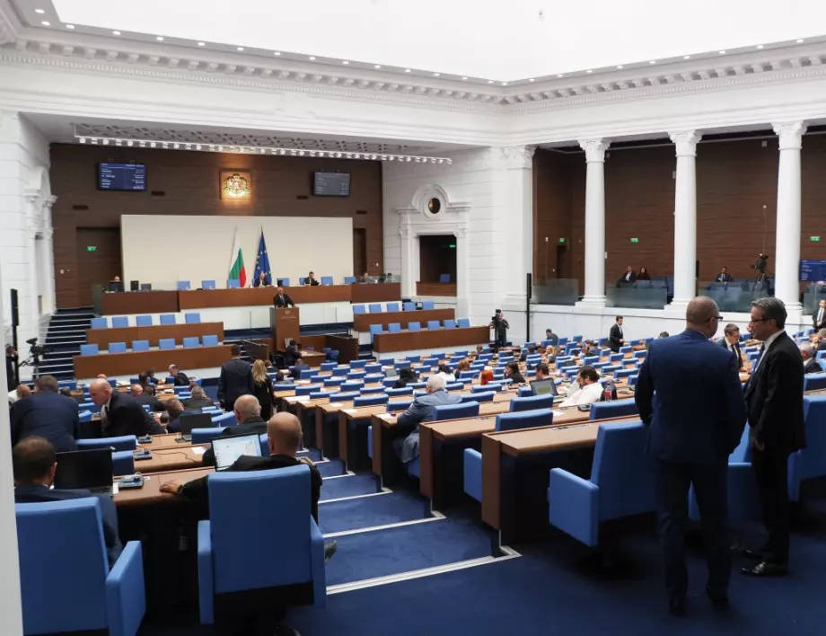 Официално: Парламентът се събира извънредно заради "Лукойл" и либерализацията на тока