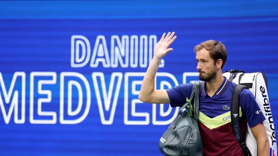 Даниил Медведев показа среден пръст и обиди френската публика след загубата от Григор Димитров (ВИДЕО)