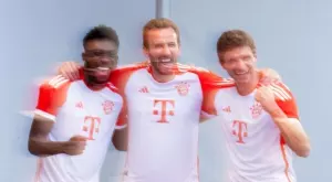 Томас Мюлер шокира: Телефонът му работи по чудо, а ръката му страда (ВИДЕО)