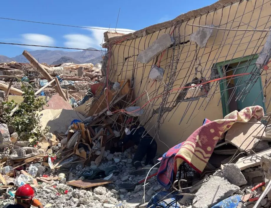 Продължават да вадят хора от руините: 2000 души загинаха след земетресението в Афганистан (ВИДЕО)