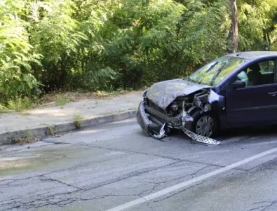 Един загинал и двама ранени при катастрофа между автомобил и каруца