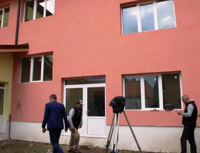 Кметът на Самоков провери строителството на детски градини