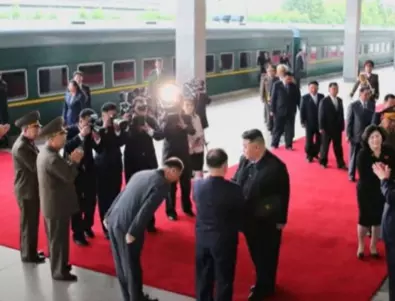 Посрещнаха с червен килим Ким Чен Ун на руска гара (ВИДЕО)