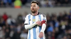 ВИДЕО: Лео Меси удря с лакът и души съперник, но няма и жълт картон за него