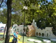 Ремонтират и освежават "Стената на приказките" в Бургас