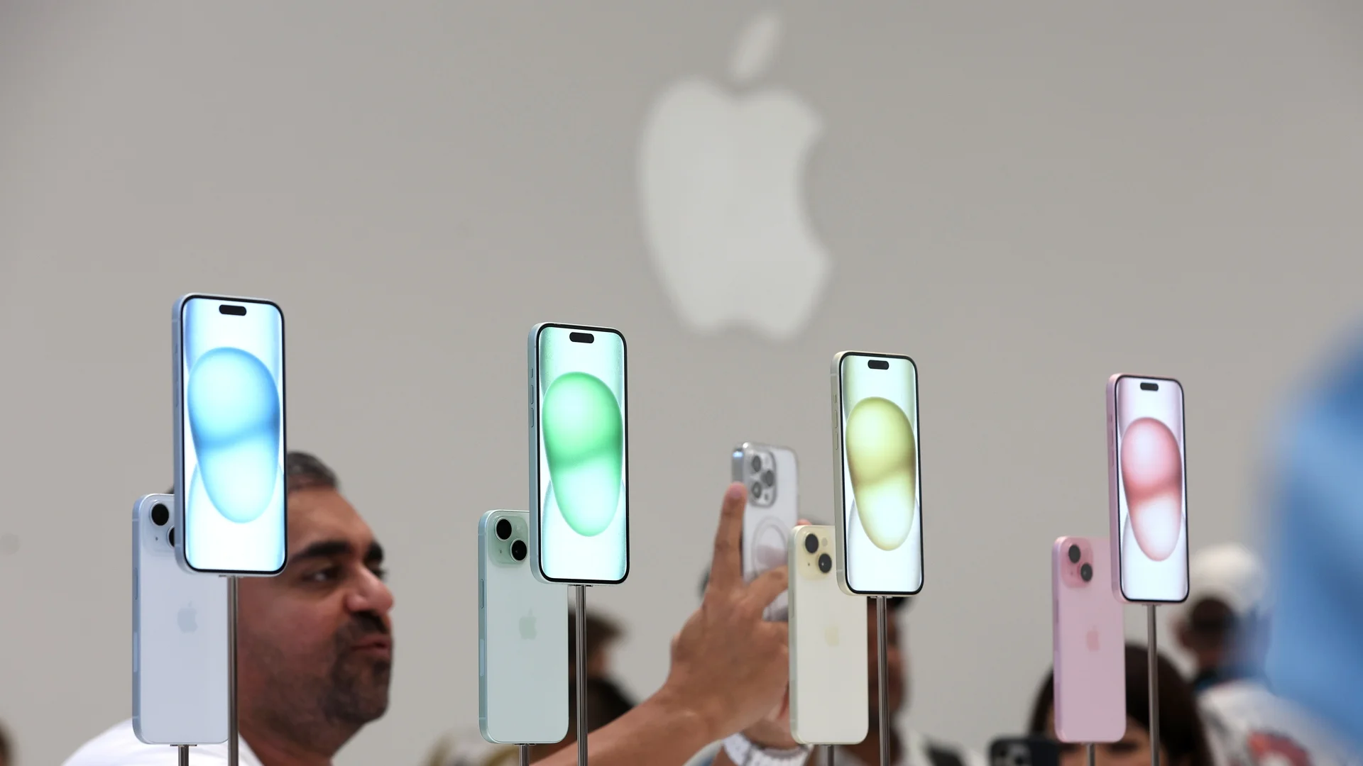 С коя компания преговаря Apple за внедряване на AI модела ѝ във функции на iPhone?