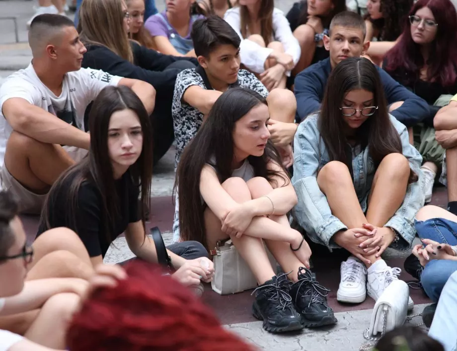 Голям седящ протест в памет на прегазеното 15-годишно момче (СНИМКИ)