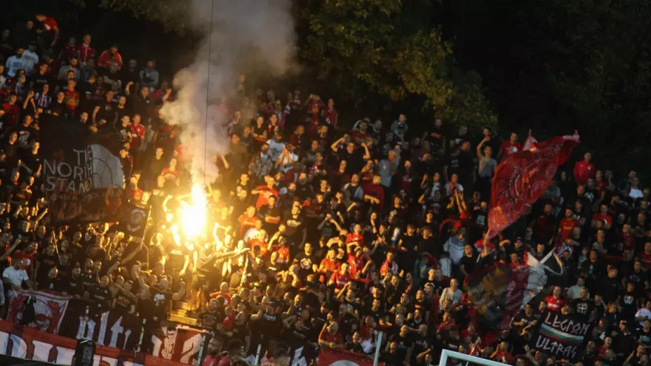 ВИДЕО: Фенове на ЦСКА и Левски запалиха шалчета на съперника, "червените" прекалиха