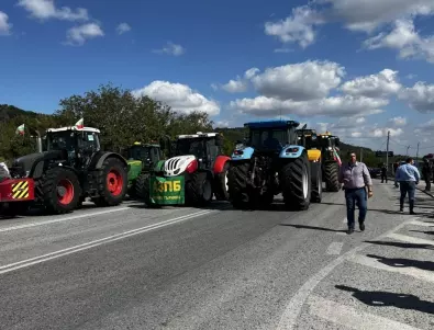 Зърнопроизводителите се събират до София, чакат разрешение да влязат на протест