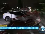 Мъж открадна нова Toyota от магазина пред погледа на полицаи (ВИДЕО)