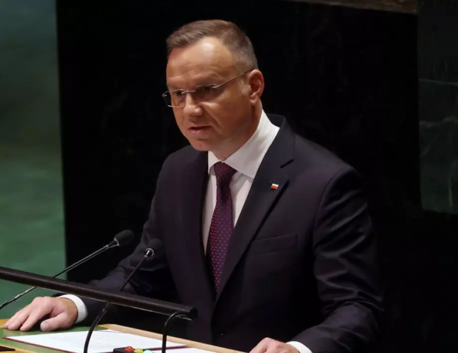 Кой подслушва Дуда? В кортежа на полския президент откриха "бръмбар"