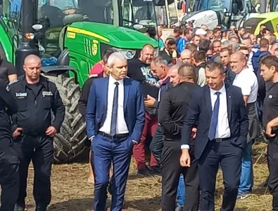 Костадин Костадинов отиде при протестиращите земеделци, те го изгониха