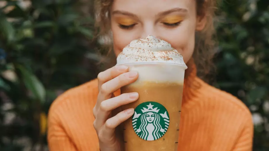 Легендарната напитка Pumpkin Spice Latte на Starbucks чества 20-годишен юбилей