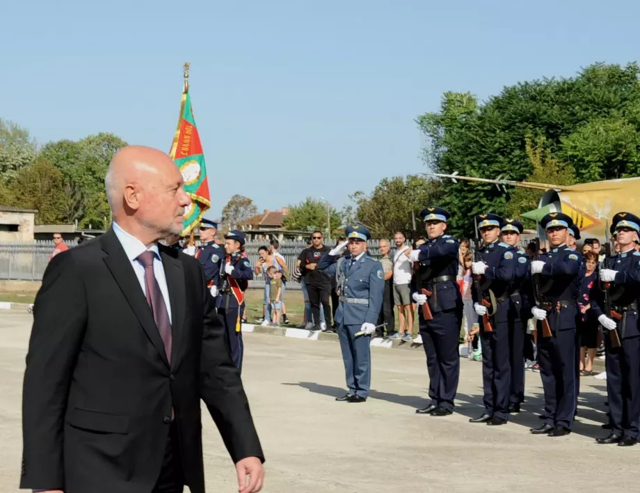 Тагарев откри оперативната база за въздушни линейки (СНИМКА)