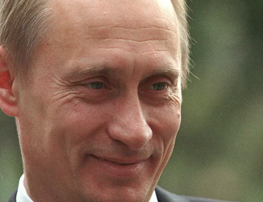 Невзрачен и с кофти прическа: Публикуваха архивни кадри на Путин от 90-те (ВИДЕО)