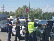 След гонка: Кола натъпкана с мигранти задържаха полицаи в София 