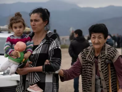 Дядо Коледа на парапланер зарадва деца от Нагорни Карабах (ВИДЕО) 