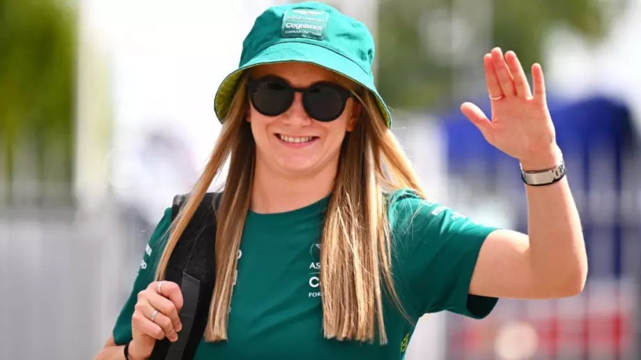 ВИДЕО: Каскадьорка стана първата жена, карала болид от Формула 1 от 5 години насам