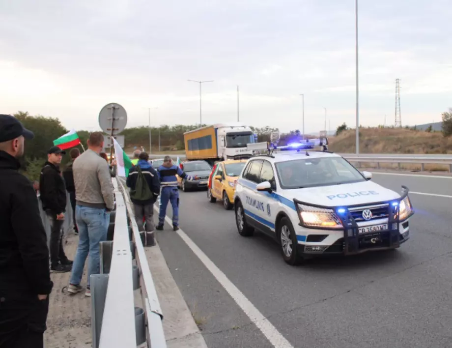 Километрични задръствания на "Тракия" и "Струма": Миньори и енергетици блокираха основни пътни артерии