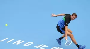 Срив в първия сет не спря Даниил Медведев от победа срещу Алекс де Минор и класиране на 1/4-финалите в Пекин