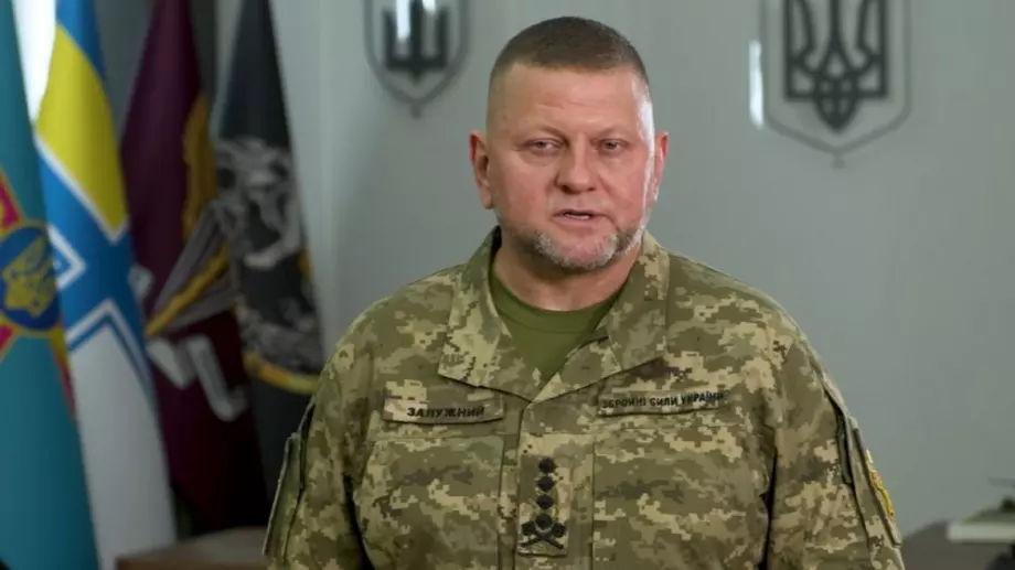СНИМКА: Меси дари главнокомандващия на украинските войски с фланелка с автограф