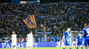 Шокиращо: ВИДЕО показва как сигнални ракети от феновете на Левски уцелват деца